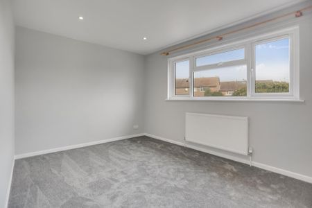 4 bedroom semi-detached house to rent - Photo 5
