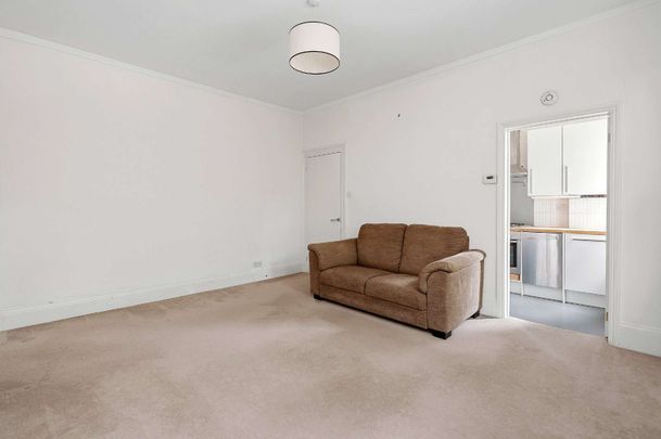 A large, bright one double bedroom first floor apartment set within a handsome period conversion just a short walk from Archway station. - Photo 1