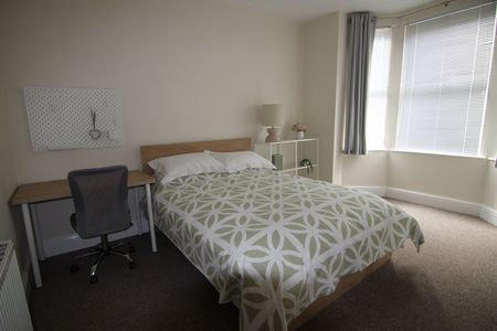 6 Bed Semi-Detached House, Trinity Avenue, NG7 - Photo 2