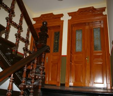 Sanierte Altbauwohnung im Dachgeschoss mit Loggia und Parkettboden ! - Foto 1