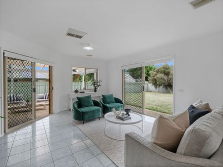 Stylish, Renovated Family Home Backing onto the Golf Course - Photo 2