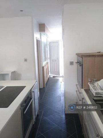 4 bedroom terraced house to rent - Photo 5