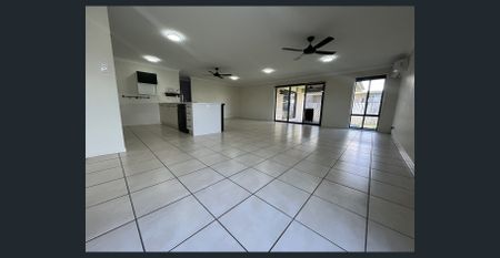 Family Living in Morayfield - Photo 2