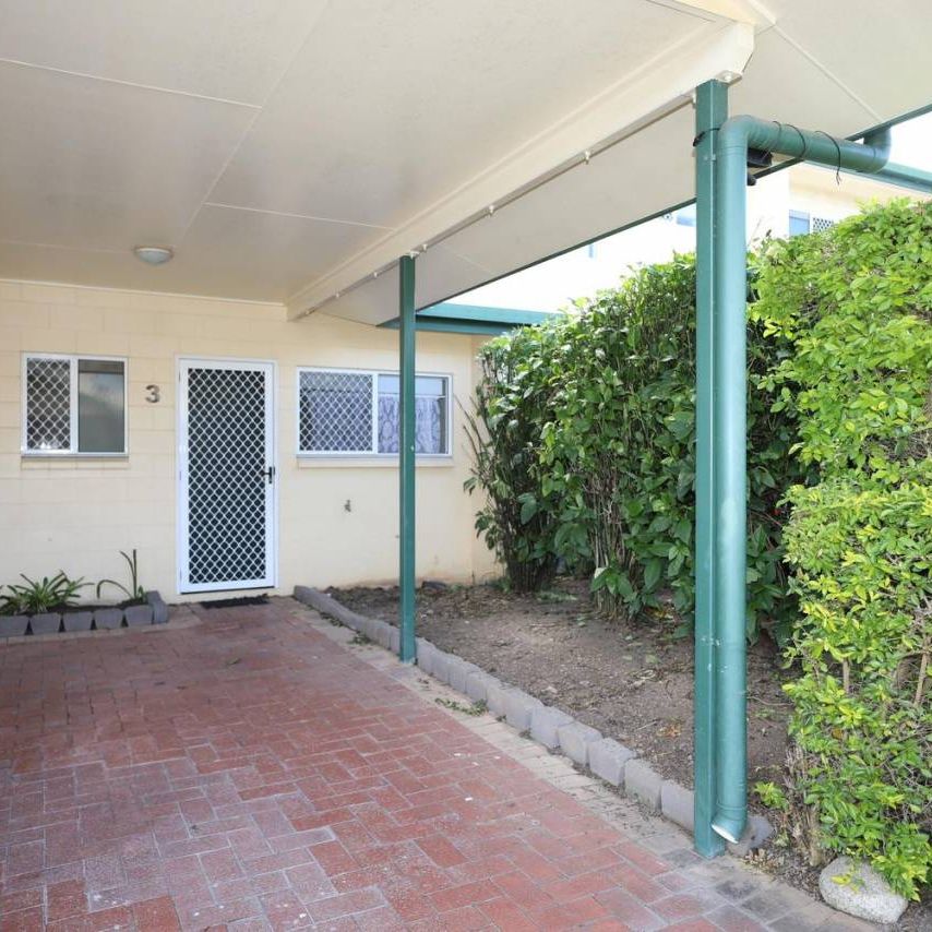 Nice Townhouse - Swimming Pool - Short walk to IGA - Photo 1