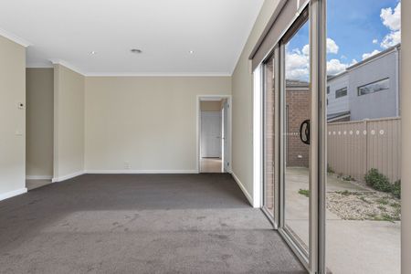 PERFECT TOWNHOUSE IN SOUGHT AFTER MOUNT HELEN LOCALE - Photo 2