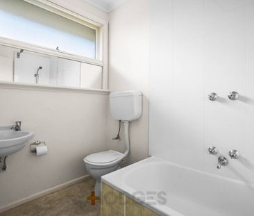 SPACIOUS | TWO BEDROOM | QUIET BLOCK - Photo 2