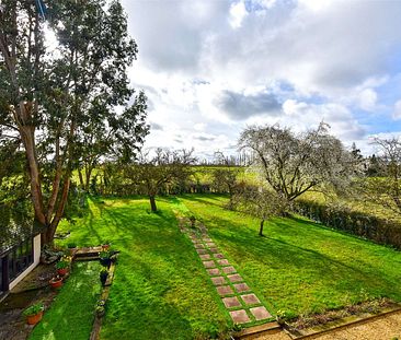 Short Let: All bills included. A substantial and high specification detached home in a much sought after location in Winkfield. - Photo 1