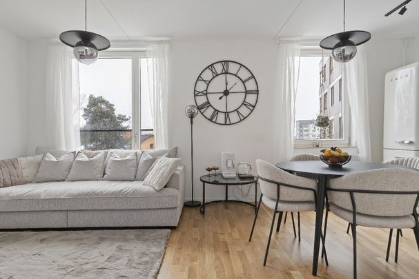 Välplanerad 2:a i populära Mariehäll – uthyres! - Photo 1