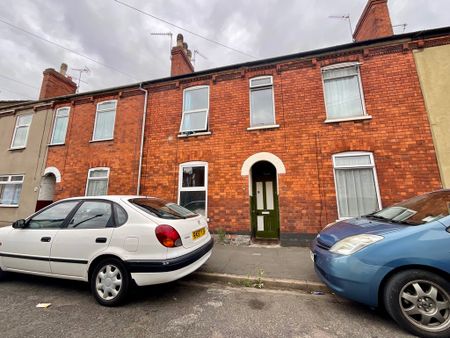 3 bedroom Mid Terraced House to let - Photo 2