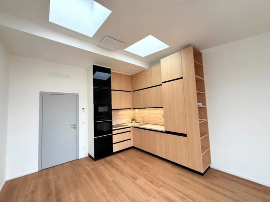 NABÍDKA PRONÁJMU NOVOSTAVBY BYTU 2+KK S BALKÓNEM, PARKOVACÍM STÁNÍM A SKLEPEM V BRNĚ - Photo 1