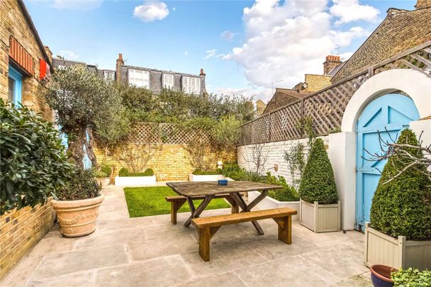 Stunning ground floor apartment with a beautiful garden and a useful outbuilding situated between the Wandsworth Bridge Road and South Park. - Photo 1