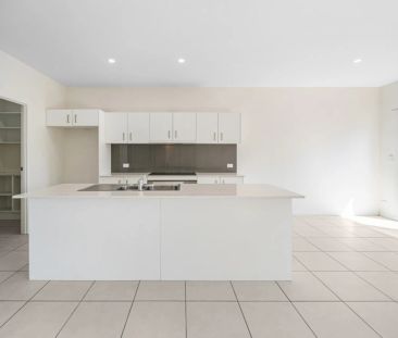 Spacious 4-Bedroom Family Home in the Heart of Maroochydore - Photo 2