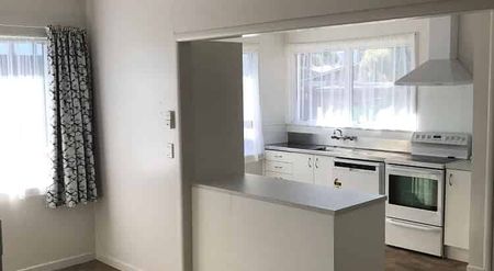 Sunny & Spacious family home. - Photo 4