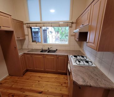 Easy living family home with good size yard & lots of parking - Photo 4