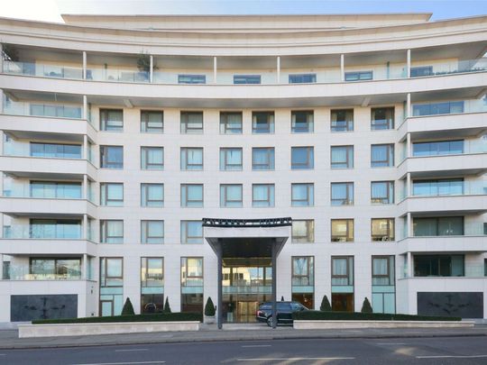 A lateral four bedroom, four bathroom apartment in a popular development in St John's Wood. - Photo 1