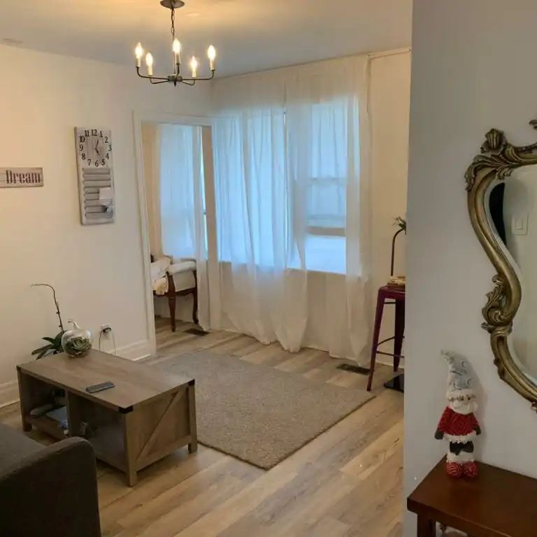 Toronto Furnished Apartment for Rent in North York - Chic Upper Level 1 Bed, 1 Bath with Sylish Decor and Spa-Like Bath - Photo 1