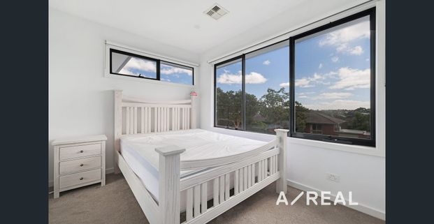 Luxurious Family Home with Dual Master Suites and Designer Finishes - FullyFurnished - Photo 1