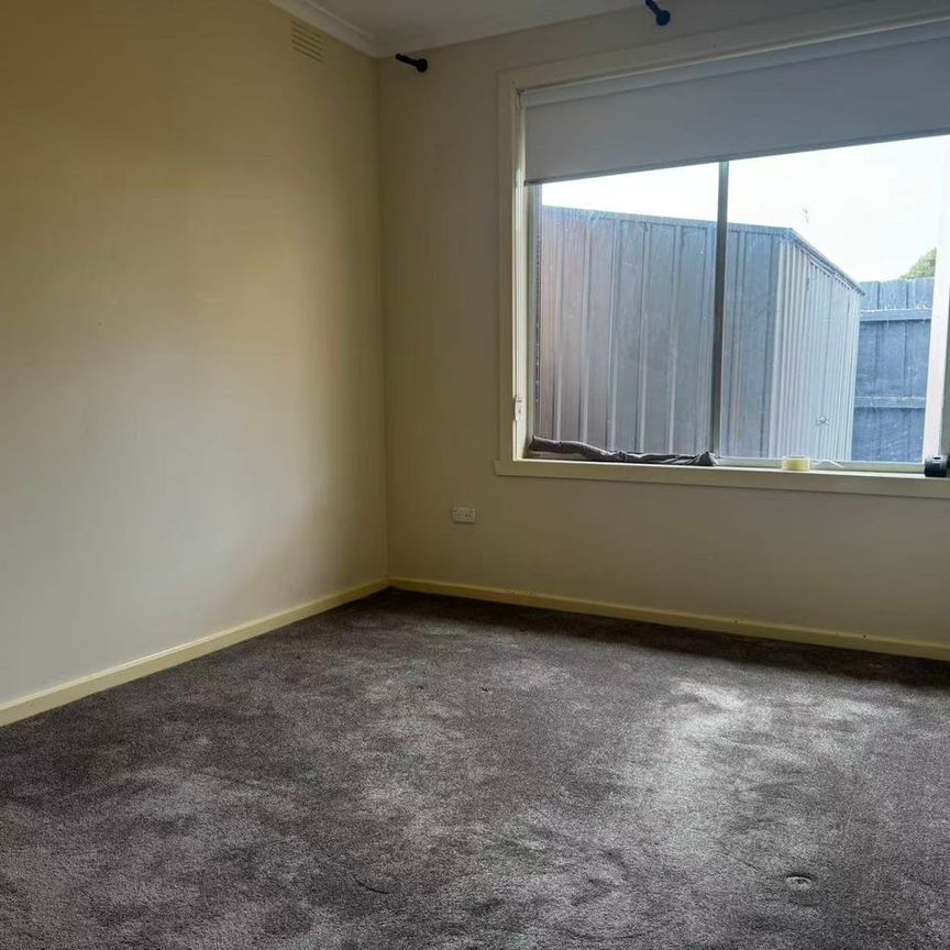 Modern Comfort Meets Convenience – 3-Bedroom Unit in Central Dandenong - Photo 1