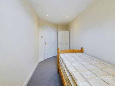 3 bedroom flat to rent - Photo 4