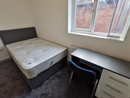4 bedroom detached house to rent - Photo 2