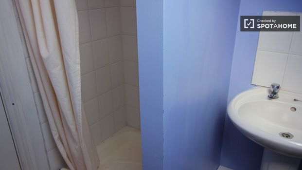 Relaxing room in shared apartment in Terenure, Dublin - Photo 1