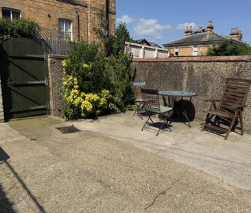 1 bedroom in a house share to rent - Photo 5