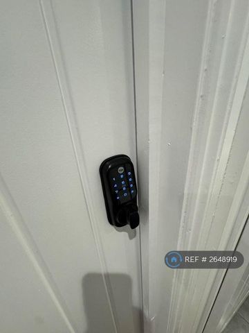 1 bedroom in a flat share to rent - Photo 5