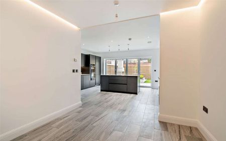 Brand new luxury home with two parking spaces, ideally located in the heart of Hale village. Available immediately, furnished or unfurnished. - Photo 4