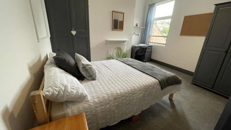 1 bedroom in a house share to rent - Photo 4