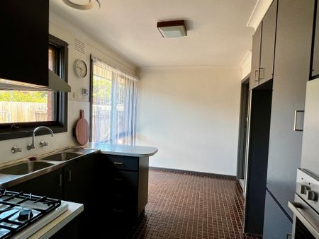 Spacious 2-bedroom Villa in beautiful Kew East - Photo 5