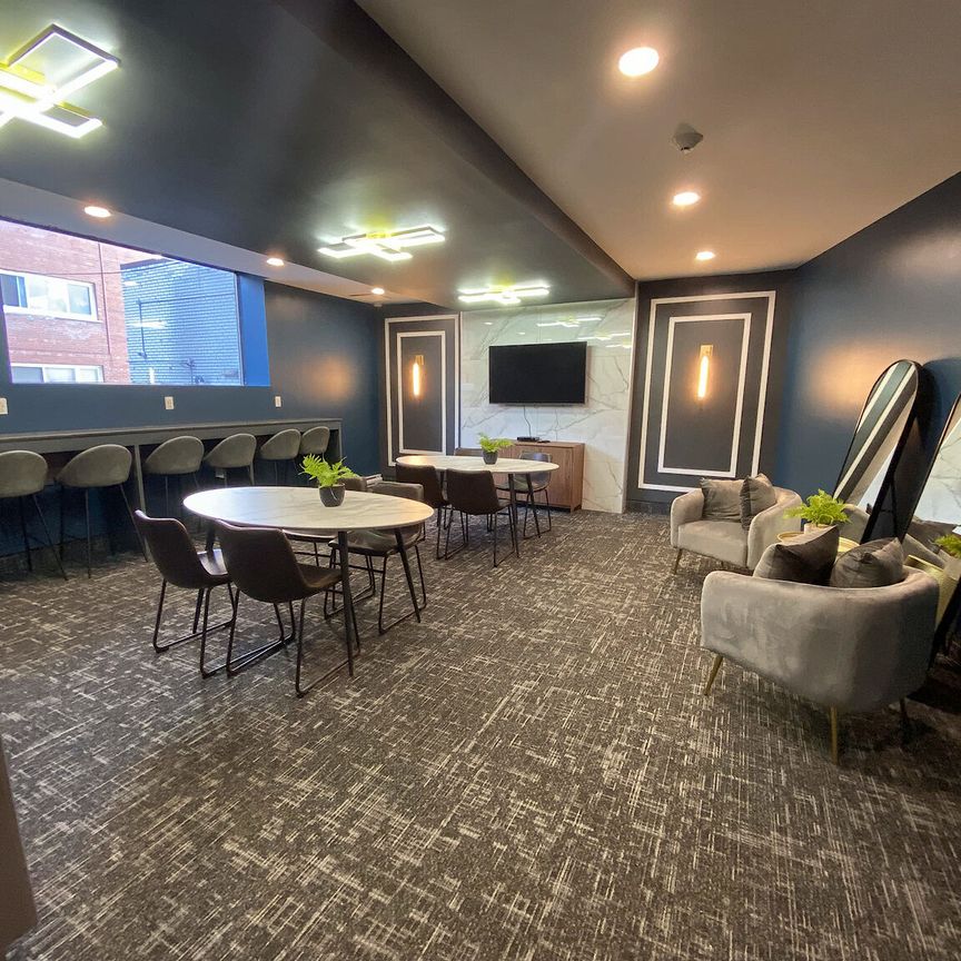 235 Sherbrooke St W, Montréal, QC - Photo 1