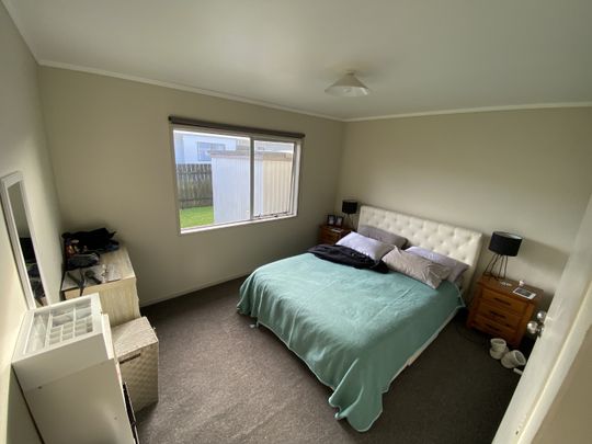 3-Bedroom House – 1/10 Glennandrew Drive, Half Moon Bay, Auckland - Photo 1
