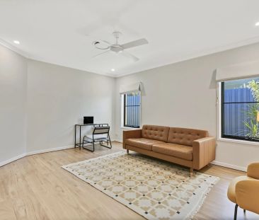 Spacious Poolside Family Home – Fully Furnished - Photo 1