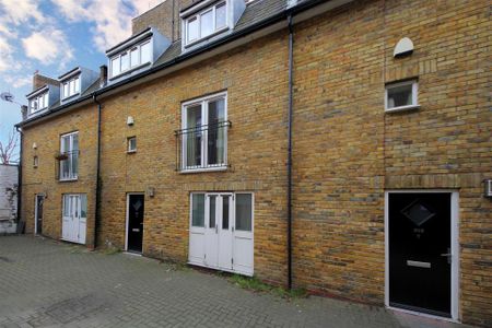 2 bedroom mews to rent - Photo 5