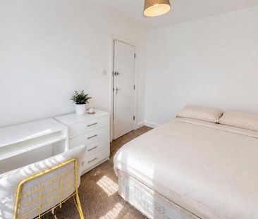 4 bedroom detached house to rent - Photo 3