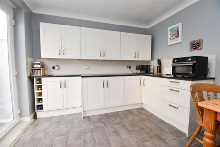 3 bedroom Property to rent - Photo 2