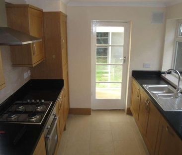 Pettits Lane, Romford, London, RM1 - Photo 2
