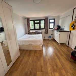 House share to rent - Photo 2