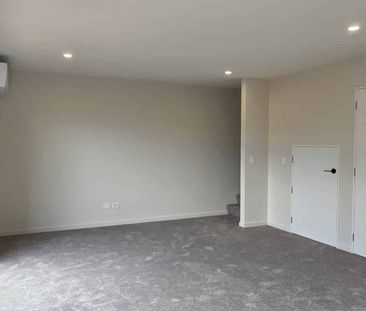 Stylish, Superior Build Townhouse – Walk to Barrington Mall - Photo 5