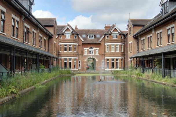 Lockhart Road, Watford - Photo 1