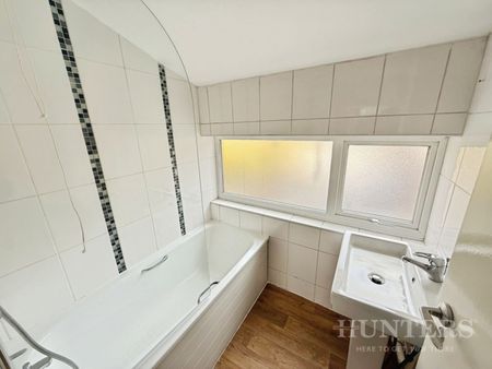 2 bedroom Flat To Let - Photo 4