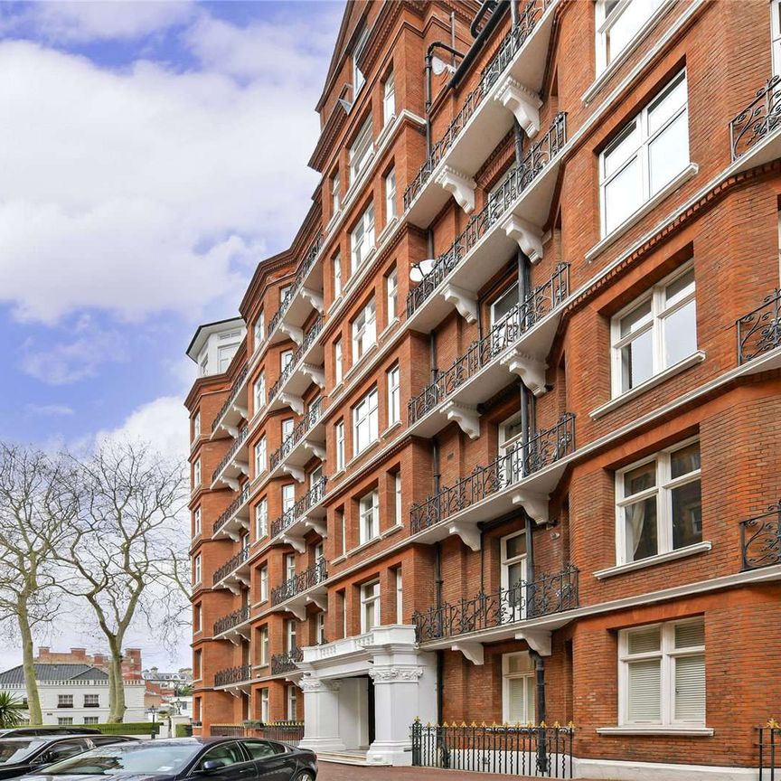 A spacious lateral second floor with lift, three bedroom apartment in a well maintained purpose built portered building in a quiet cul de sac - Photo 1