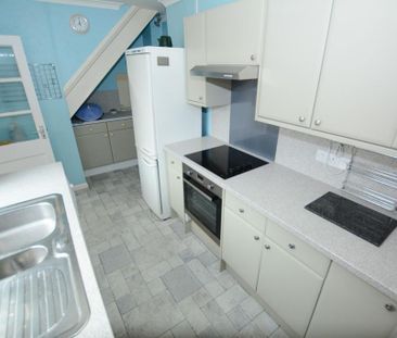 4 bedroom semi-detached house to rent - Photo 5