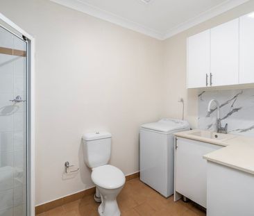 Spacious & Stylish Townhouse with Private Entry – Walk to Grove Square - Photo 5