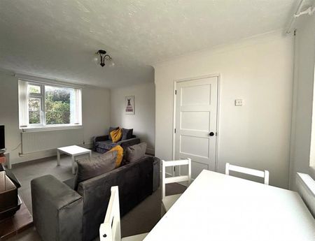 3 Bedroom Semi Detached To Let - Photo 3