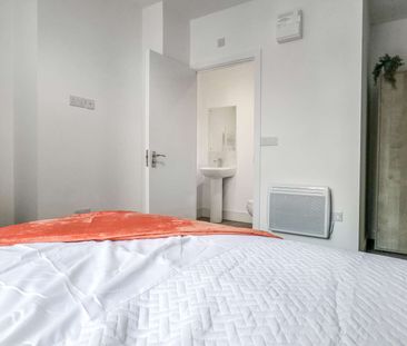 Beautifully Presented 6 bedroomed property Room 2 - Photo 6