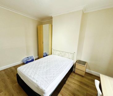 4 bedroom terraced house to rent - Photo 3