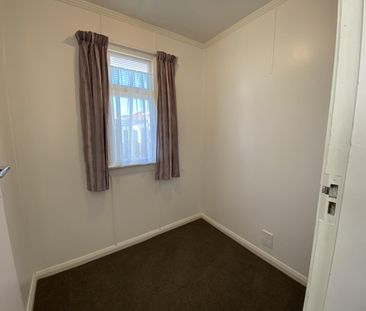 Family-Friendly 3-Bedroom House, Easy-Care Section - Photo 3