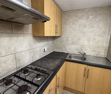 Self contained studio flat ideal for single person- £1200 inclusive - Photo 2