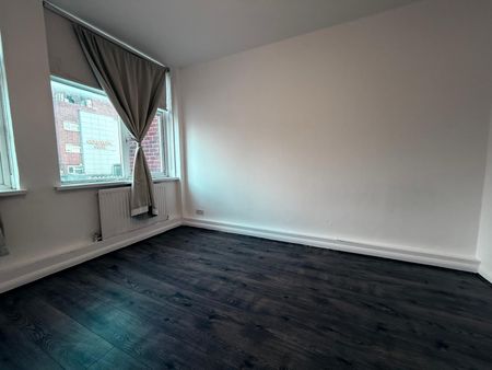 One bedroom First Floor flat close to ilford station- £1400 - Photo 4